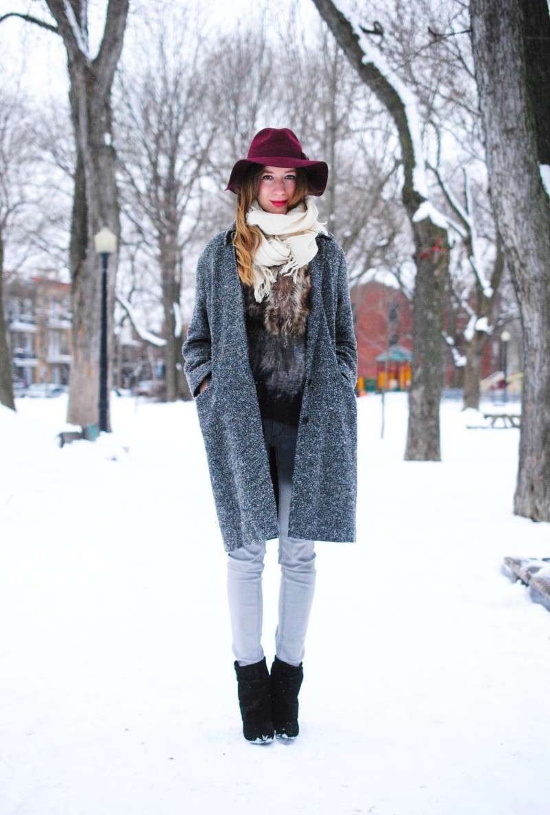 Cappello, cappotto e tronchetti per l'ultimo dell'anno sulla neve