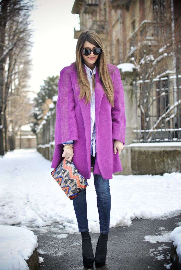 Cappotto lilla e sandali con calzettoni