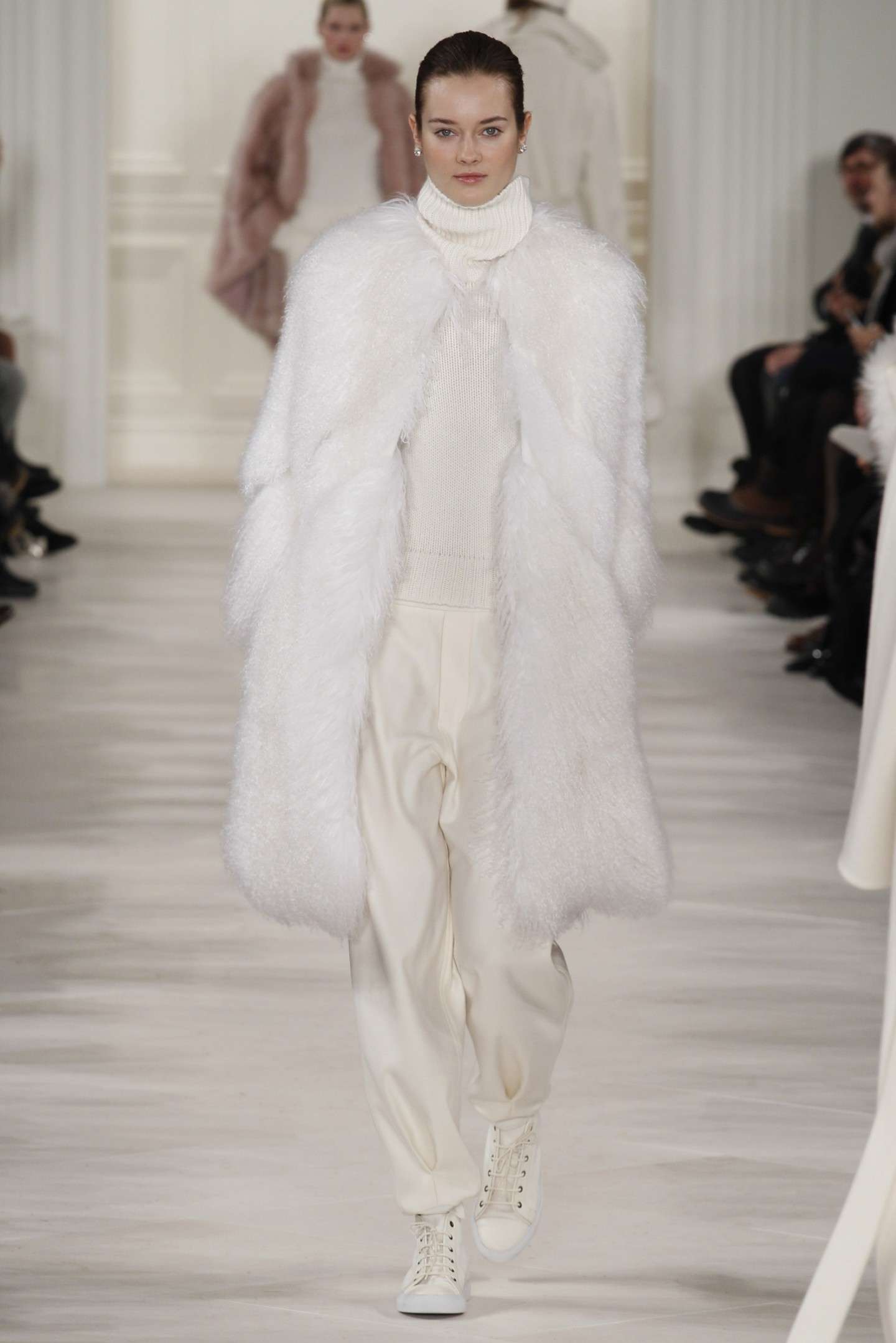 Look total white sulla neve