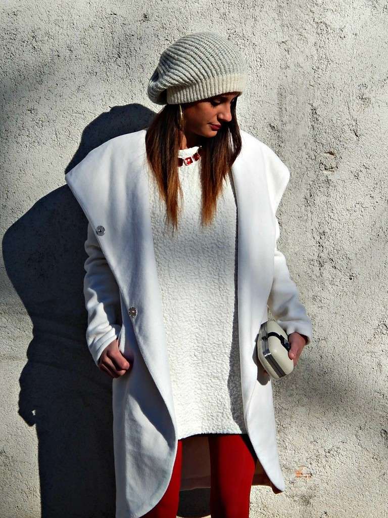 Maxi pull, cappello di lana e cappotto