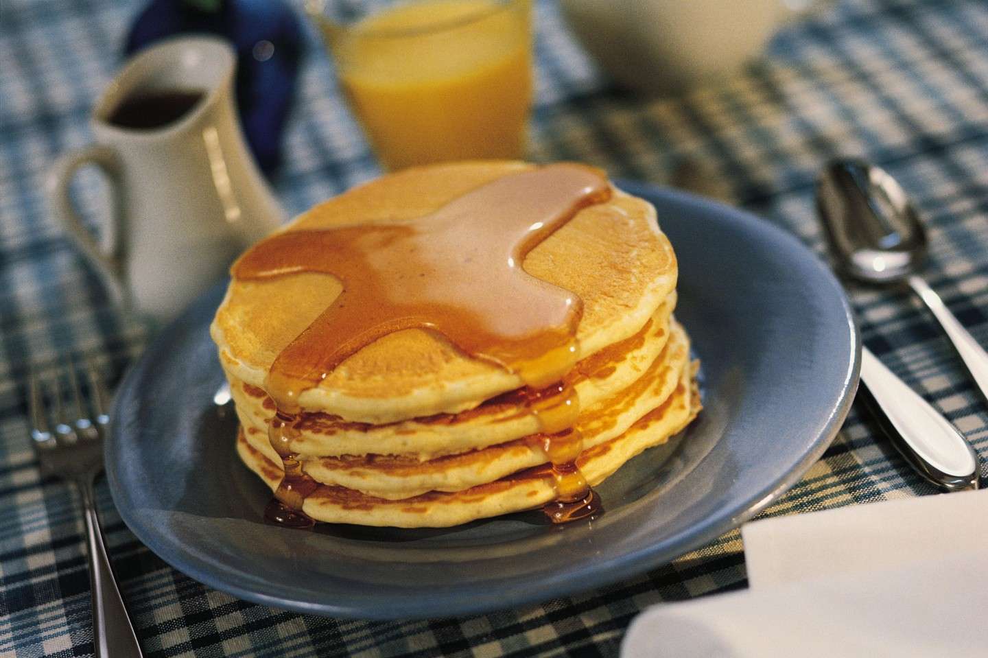 Pancake con miele per il brunch del 1 gennaio