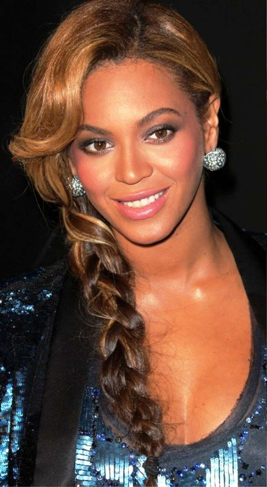 Beyonce con la treccia di lato