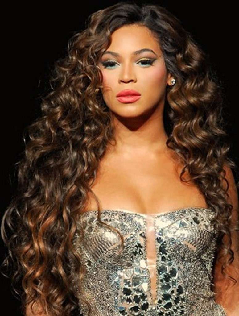 Beyonce con lunghi capelli ricci