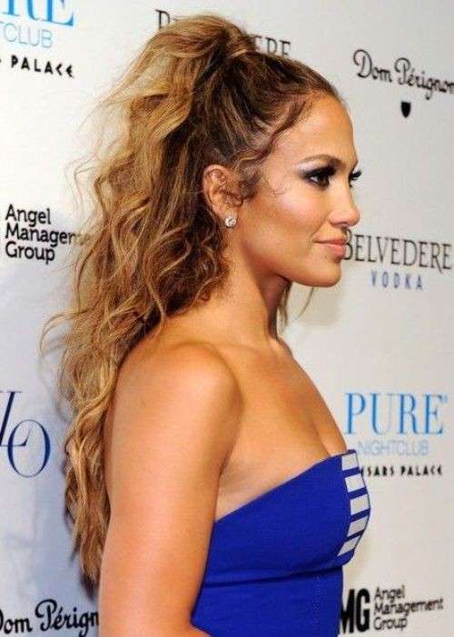 Jennifer Lopez con semiraccolto riccio