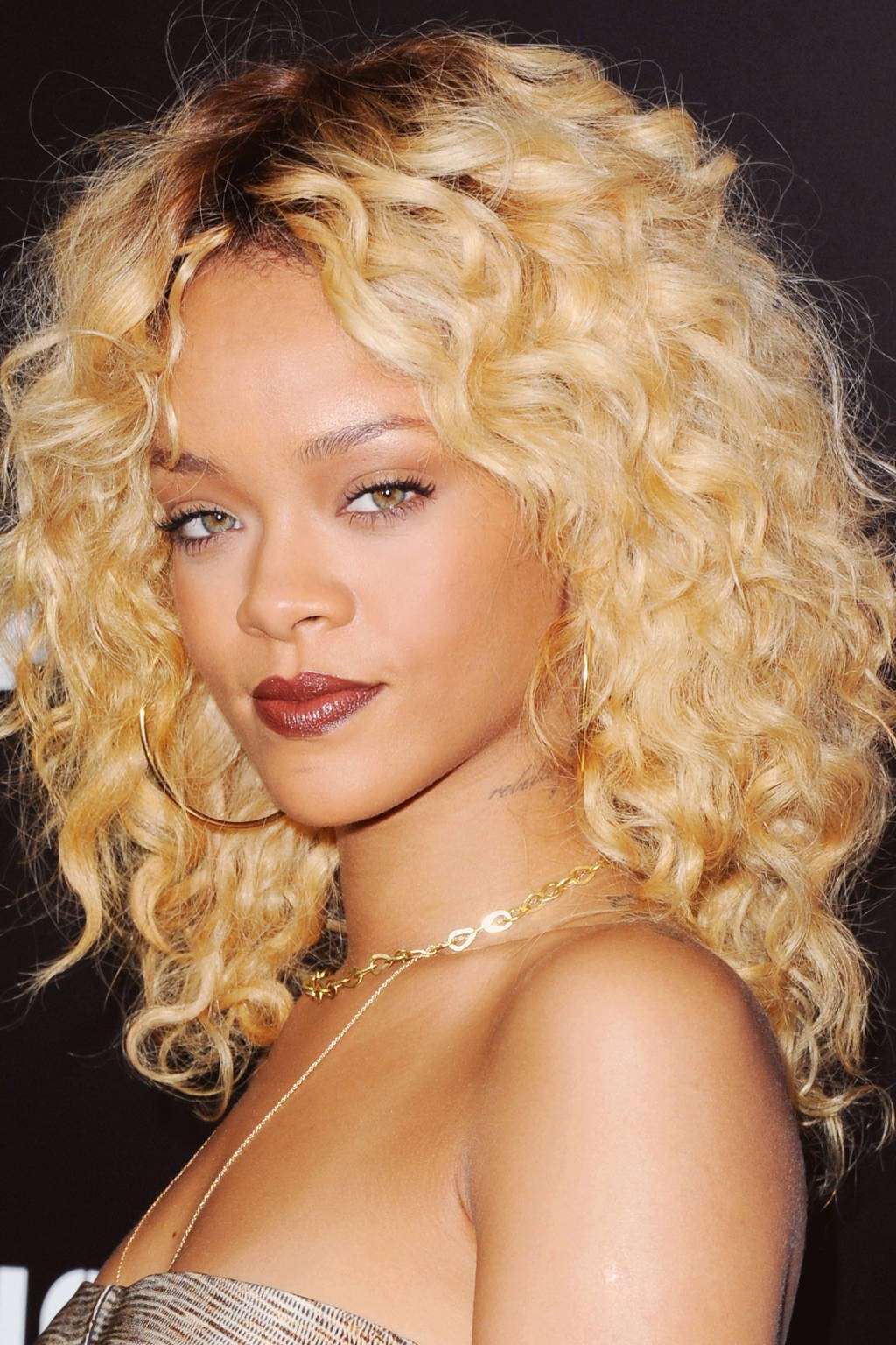 Rihanna con i capelli ricci e biondi
