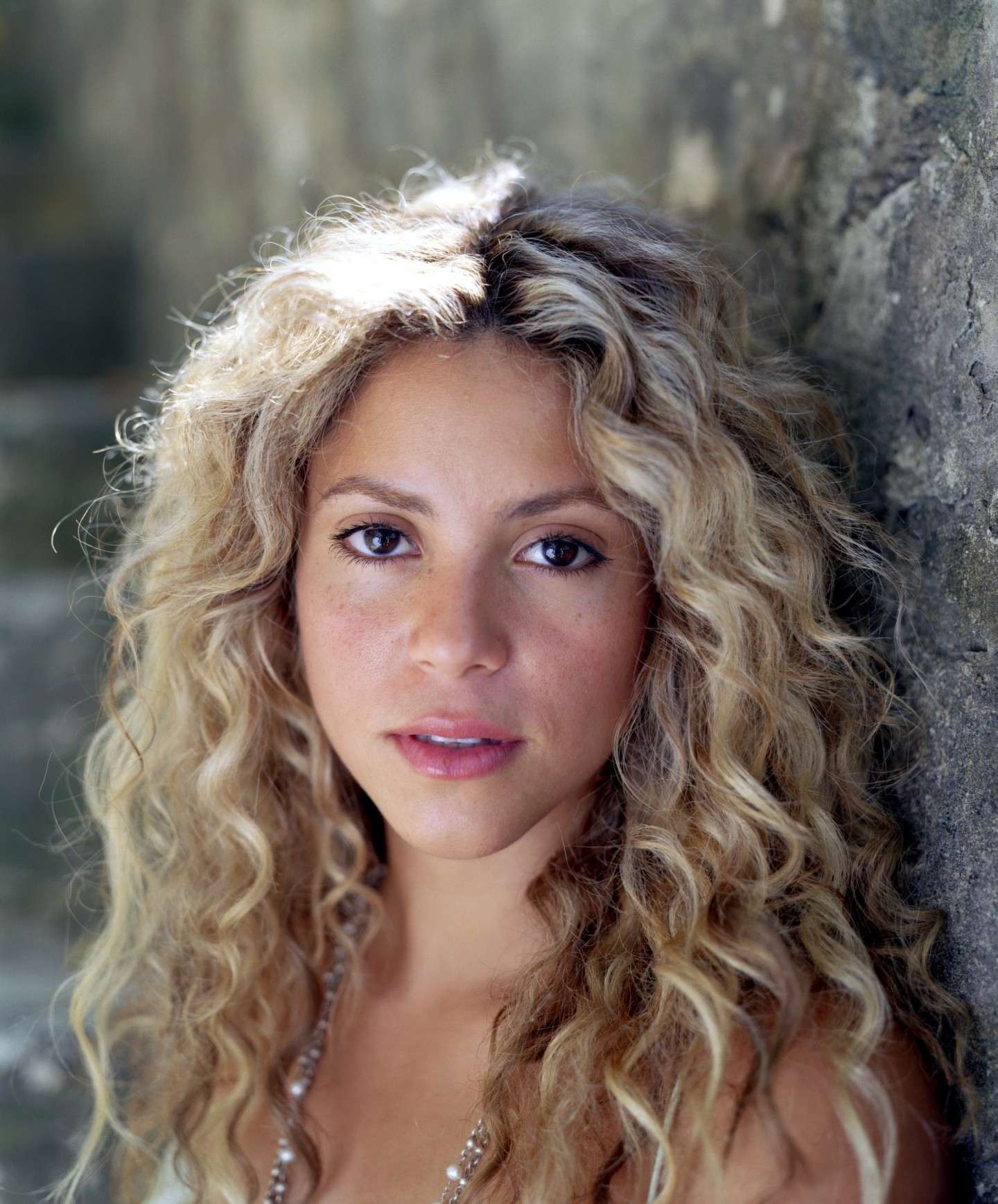 Shakira con ricci biondi
