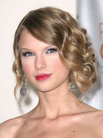 Taylor Swift con il caschetto riccio