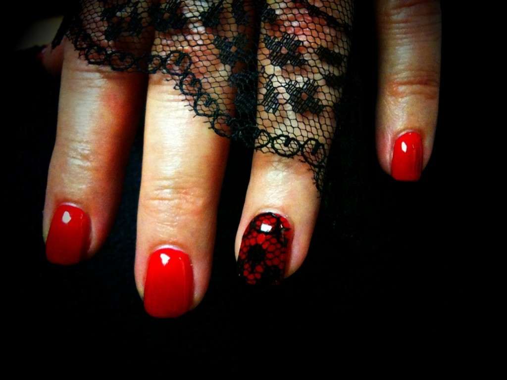 Bellissima nail art effetto pizzo rosso