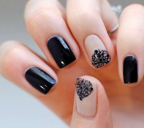 Elegante nail art nera con dettagli in pizzo