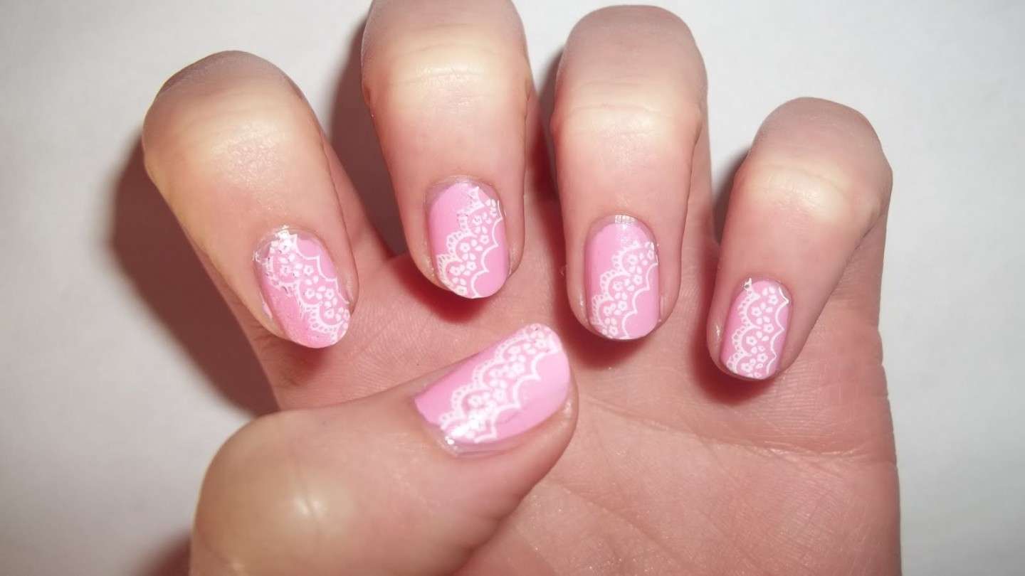 Romantica nail art rosa con effetto in pizzo
