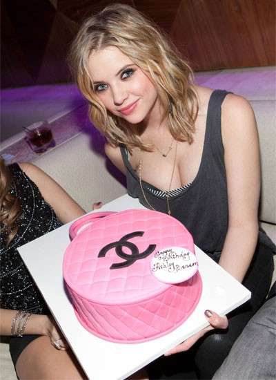 Ashley Benson con la torta di Chanel