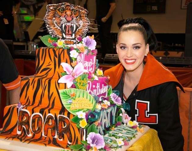 Katy Perry e la torta Roar