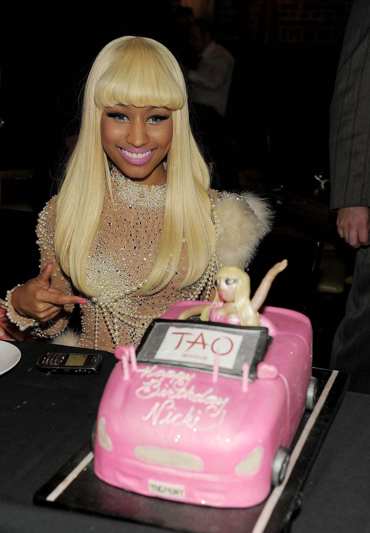 Nicki Minaj con la torta del Tao Restaurant