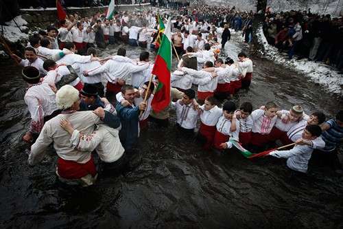 Bulgari ortodossi danzano nelle gelide acque del fiume Tundzha