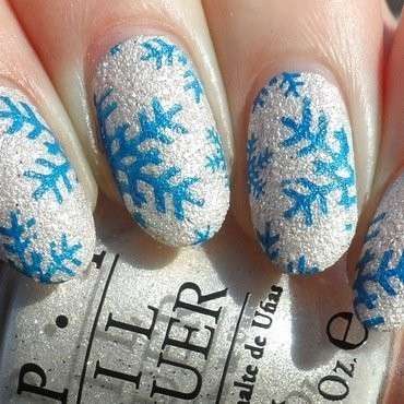 Fiocchi di neve blu sulle unghie