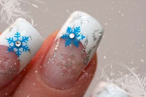 Fiocchi di neve celesti sulla manicure