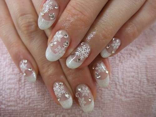 French manicure con strass e fiocchi di neve