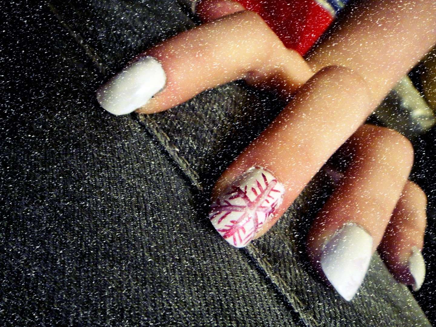 Nail art bianca con fiocco di neve rosa