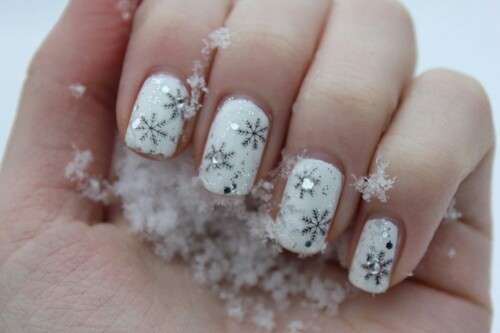 Nail art bianca e fiocchi di neve