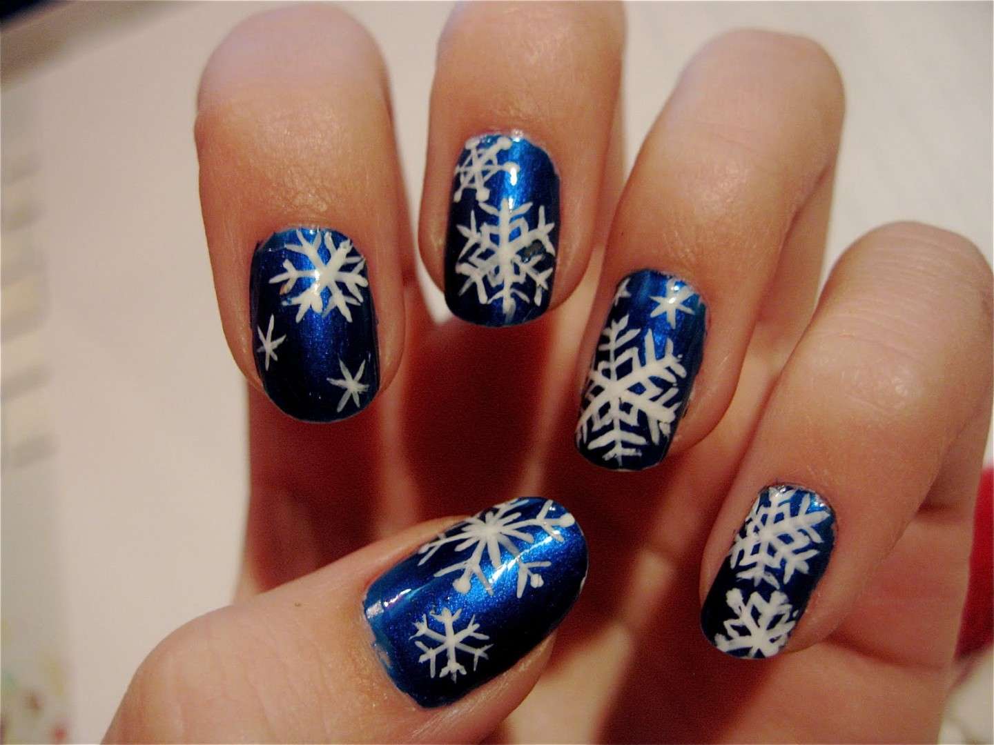 Nail art blu con fiocchi di neve