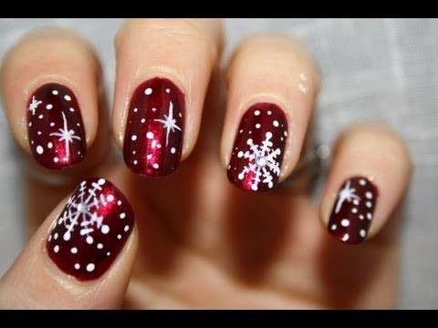 Nail art bordeaux con fiocchi di neve