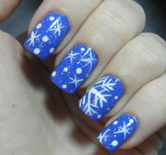 Nail art celeste con fiocchi di neve