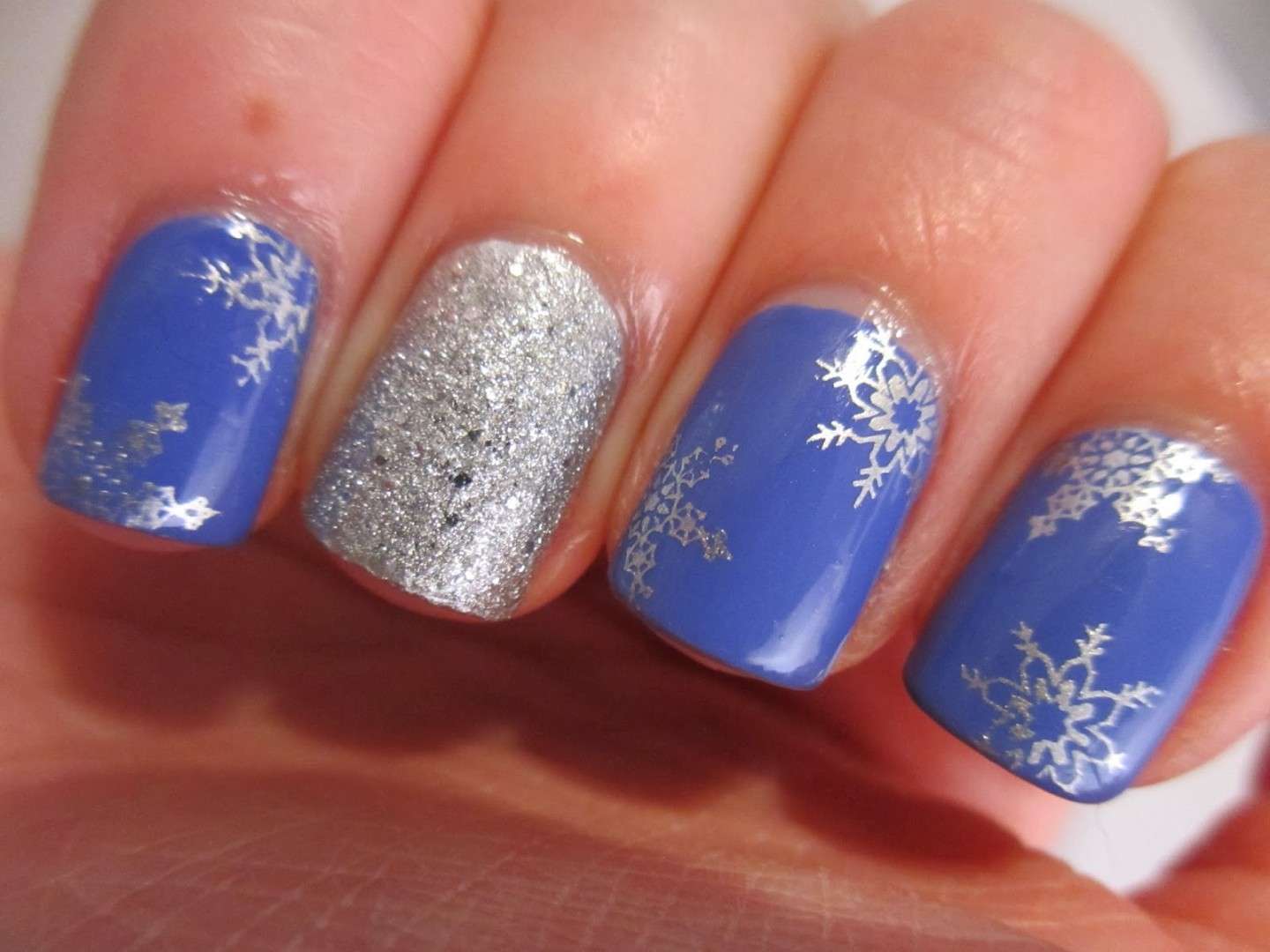 Nail art celeste e argento con fiocchi di neve