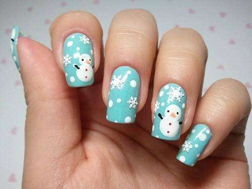 Nail art con pupazzo e fiocchi di neve