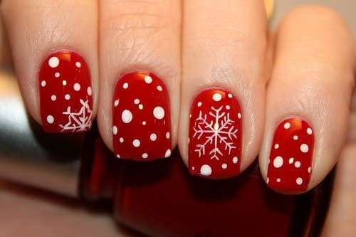 Nail art rossa con fiocco di neve