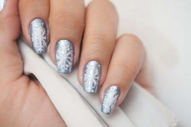 Nail art silver con fiocchi di neve