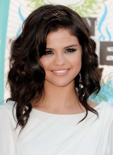 Il viso quadrato di Selena Gomez