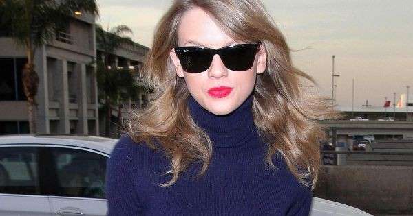 Taylor Swift con maglia dolcevita blu