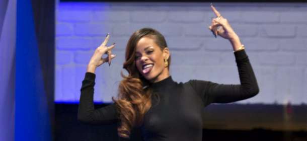 Rihanna in dolcevita nero