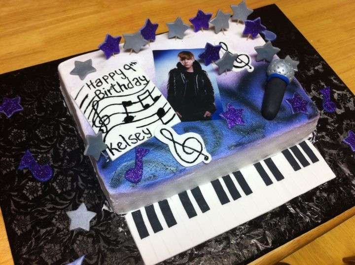 Microfono e tastiera con foto di Justin Bieber