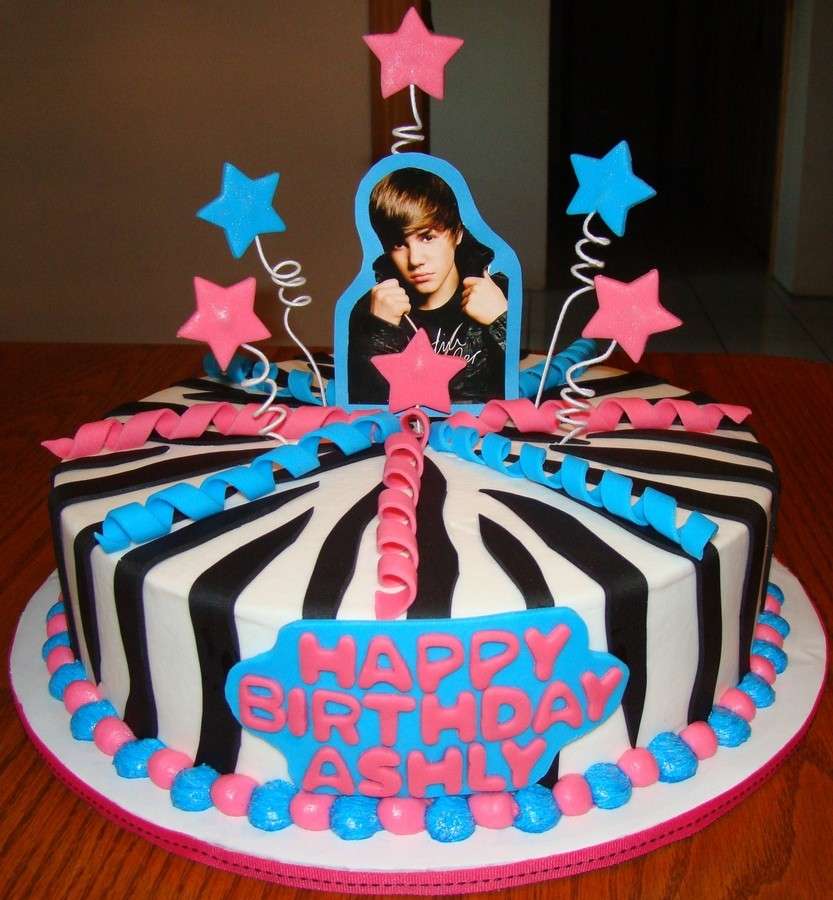 Torta bianca e nera con foto di Justin Bieber