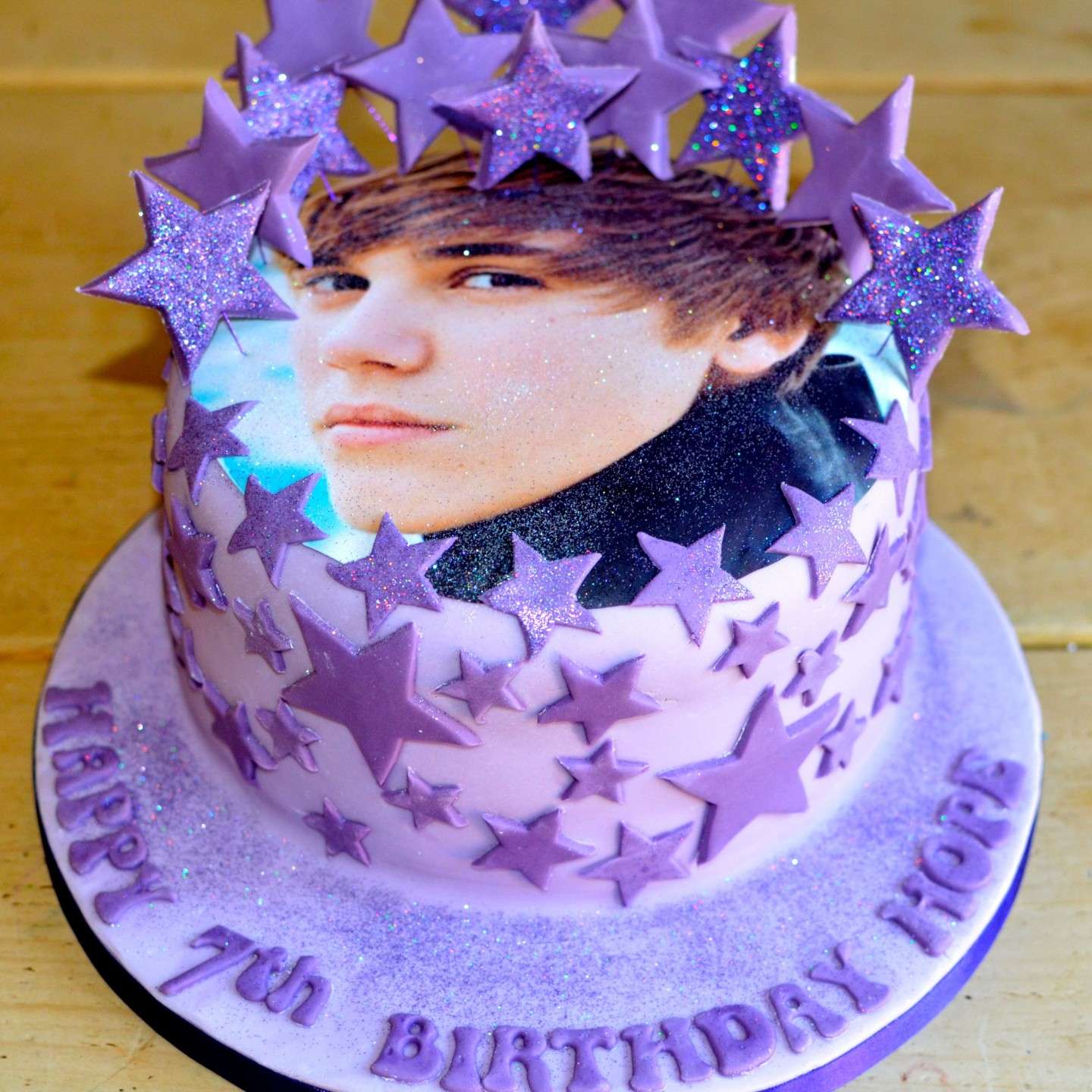 Torta con stelle viola e foto di Justin Bieber