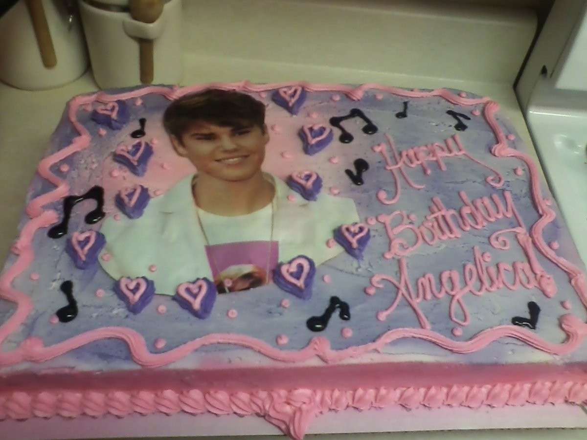 Torta dedicata a Justin Bieber con cuoricini e note musicali