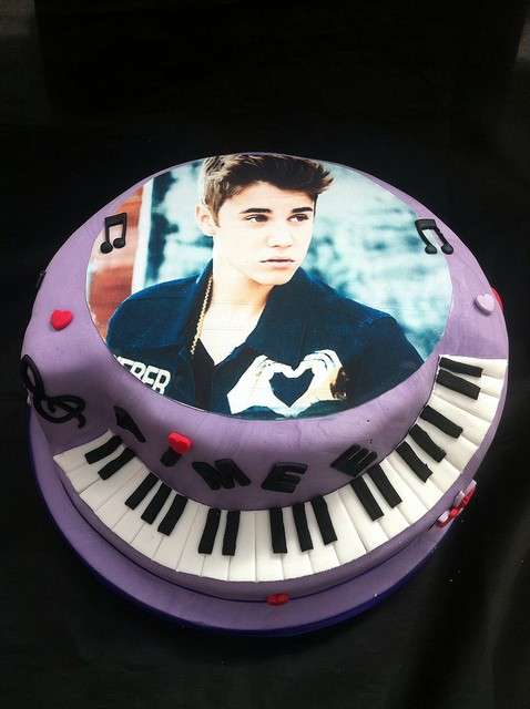 Torta di compleanno con tasti e foto di Justin Bieber