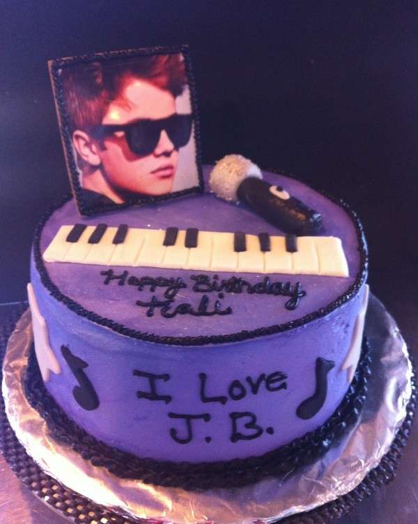 Torta di Justin Bieber con microfono e tastiera