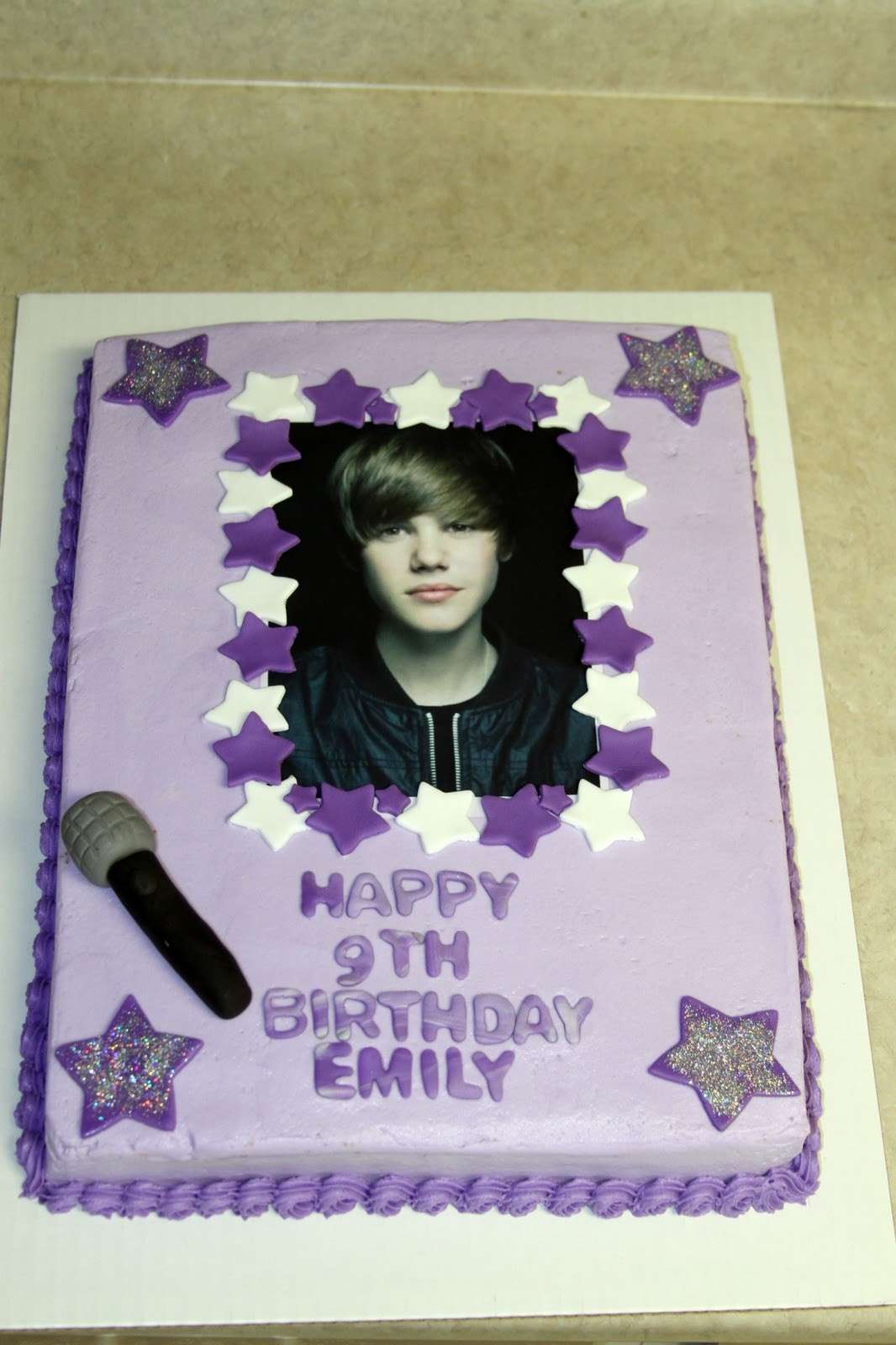 Torta viola con microfono e foto di Justin