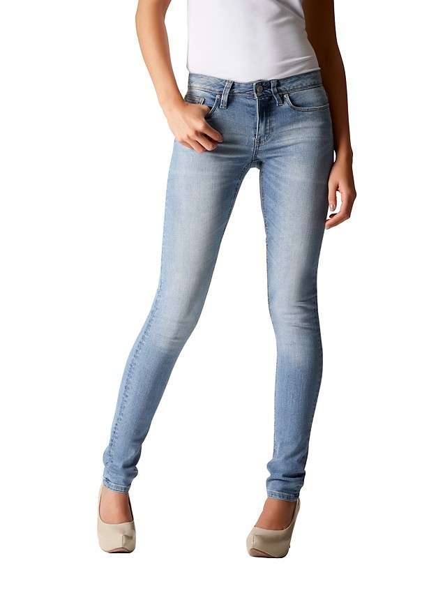 Vestiti da acquistare con i saldi invernali 2015: skinny jeans chiari