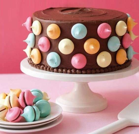 Torta di compleanno al cioccolato con macarons