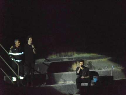 One Direction a Verona -  Zayn canta seduto
