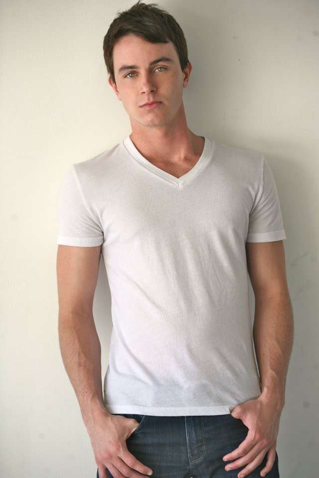 Ryan Kelley outfit con maglietta bianca