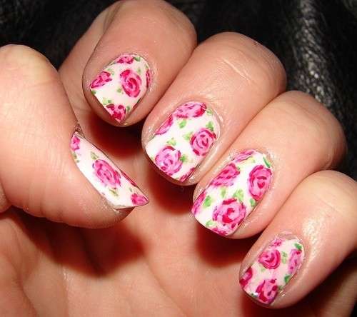 Rose rosa sulle unghie