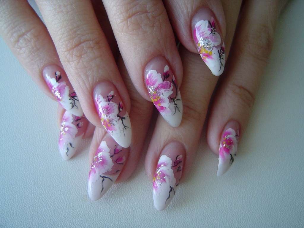 French manicure con rose bianche