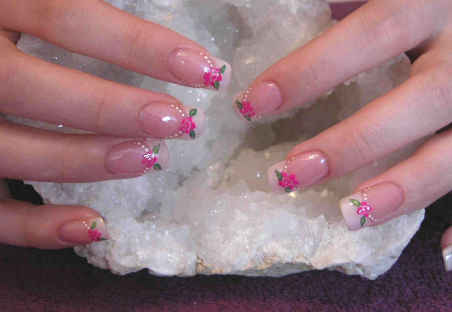 French manicure con rose