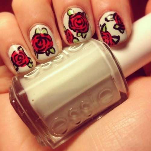 Nail art bianca con rose rosse