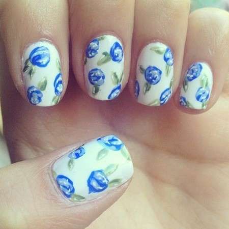 Bellissima nail art con rose blu