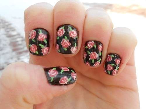 Nail art nera con rose